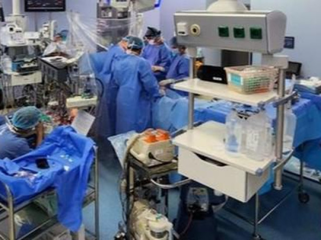 Tin tức trong ngày - Cô gái trẻ thoát "cửa tử" ngoạn mục khi rơi từ tầng 5 xuống đất