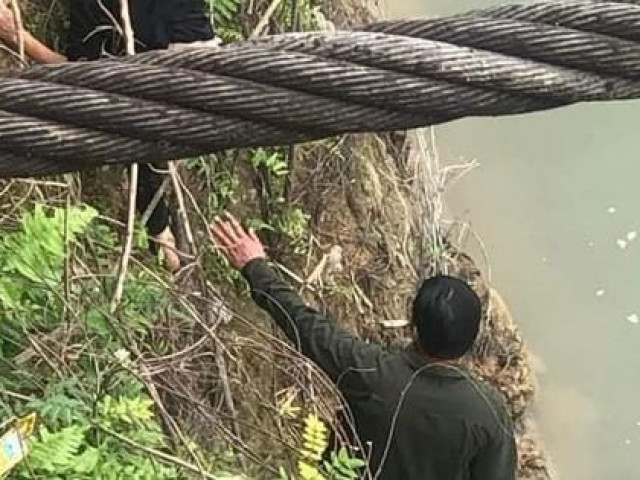 Tin tức trong ngày - Dũng cảm lao xuống sông cứu người phụ nữ nhảy cầu