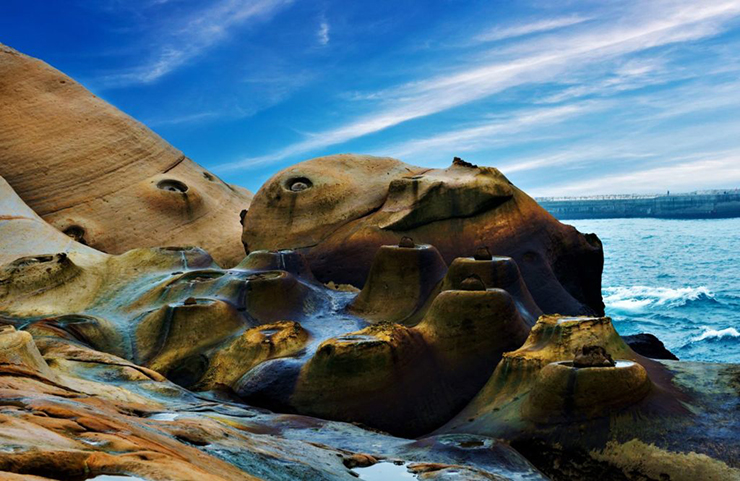 10. Cuối cùng, lớp vỏ tiếp tục tăng lên làm cho các khối đá nhô ra trên mực nước biển với các tác động ngoại lực đã điêu khắc những khối đá này thành những hình dạng kỳ lạ.
