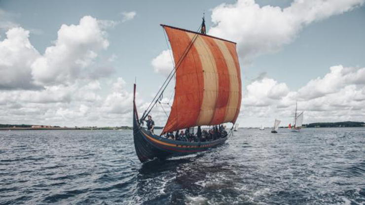 Đi thuyền dài của người Viking: Bảo tàng Tàu Viking mang đến cuộc phiêu lưu trên biển cho tất cả mọi người, kể cả những du khách chưa có kinh nghiệm chèo thuyền. Bạn sẽ là một phần của thủy thủ đoàn, bơi lội trong vịnh hẹp của Đan Mạch và được nghe những câu chuyện về truyền thuyết của người Viking.
