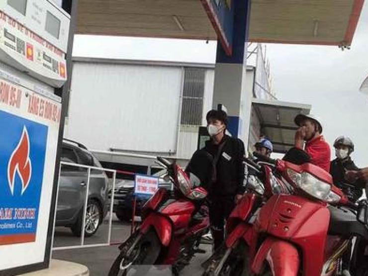 Tin tức trong ngày - Hài Phòng: Một ngày 3 lần đi xếp hàng mới đổ được bình xăng