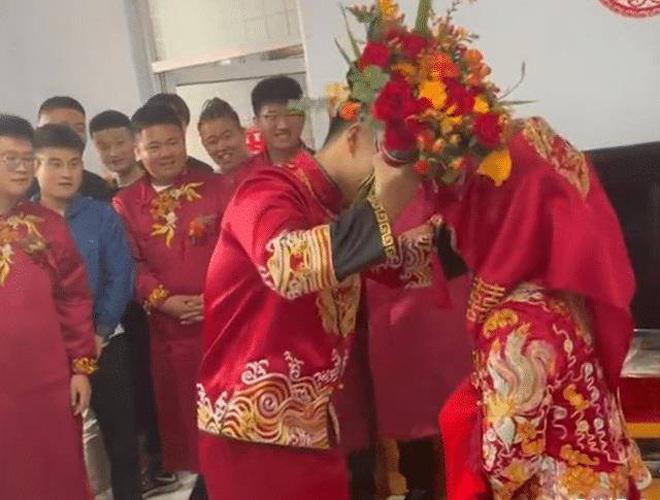 Vén khăn trùm đầu chuẩn bị hôn cô dâu, chú rể tái mét vội vàng bỏ chạy vì nhân vật lạ - 1