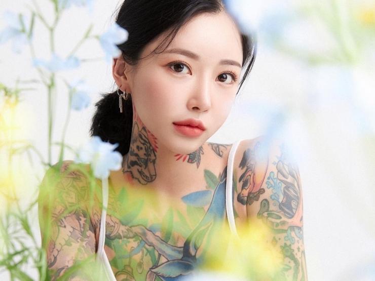 Làm đẹp - Nữ thợ xăm Việt Nam, Hàn Quốc vẫn quá nữ tính dù "vẩy mực" kín người