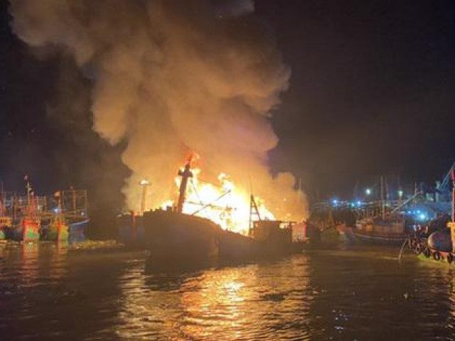 Nhiều tàu cá bất ngờ bốc cháy dữ dội ở Quảng Bình