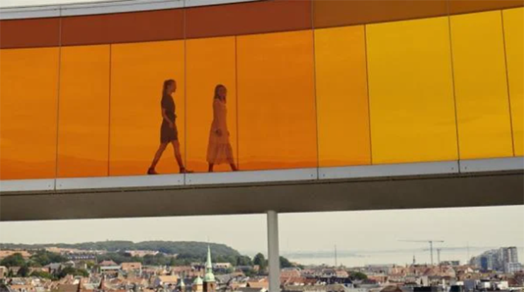 Mái nhà cầu vồng: Đến đây, du khách sẽ được ngắm nhìn toàn cảnh Aarhus từ mái nhà cầu vồng tại Bảo tàng Nghệ thuật ARoS. Địa điểm có view 360 độ này đã trở thành một trong những điểm thu hút hàng đầu của Aarhus.


