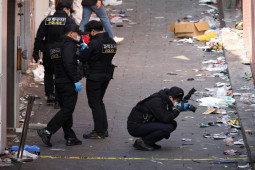 Thế giới - Cảnh sát bị điều tra vì vụ giẫm đạp ở Hàn Quốc chết tại nhà riêng