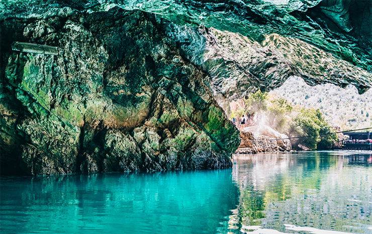 6. Khi tới đây, bạn nhất định đừng bỏ lỡ quần thể kiến trúc Blagaj Tekke (Tekija).&nbsp;
