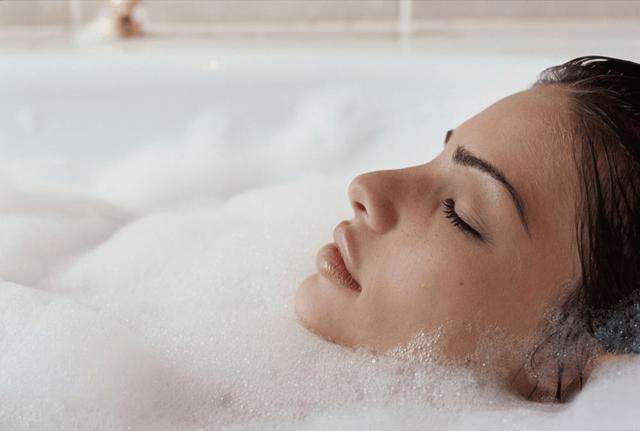 Khi tắm, cố gắng không thường xuyên rửa "3 nơi" này của cơ thể - 3