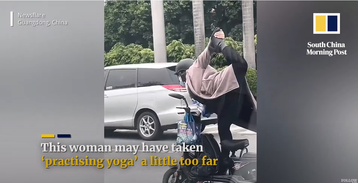 Người phụ nữ vừa lái xe vừa tập yoga.