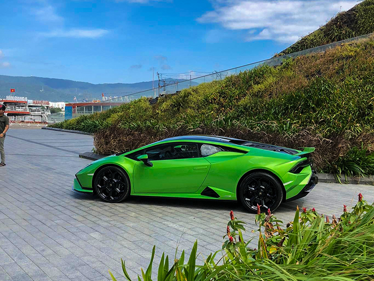Siêu xe Lamborghini Huracan Tecnica đầu tiên có mặt tại Việt Nam - 1