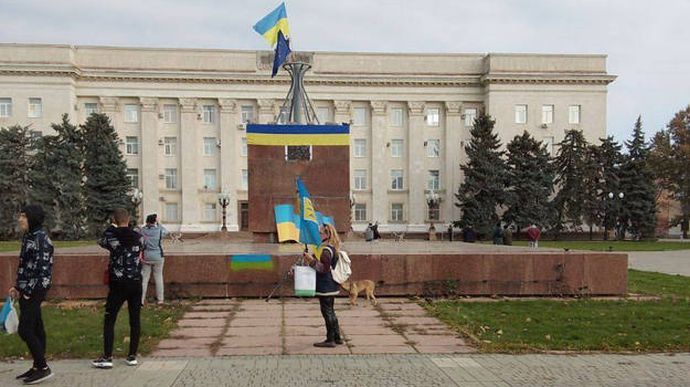 Một số n​​​​​​gười dân mang cờ đến cắm ở&nbsp;ở quảng trường Svoboda, trung tâm thành phố Kherson (Ảnh:&nbsp;Ukraine Pravda)