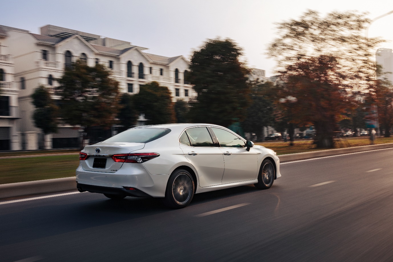 Toyota Camry 2022 - Chiếc sedan cá tính cho doanh nhân trẻ - 3