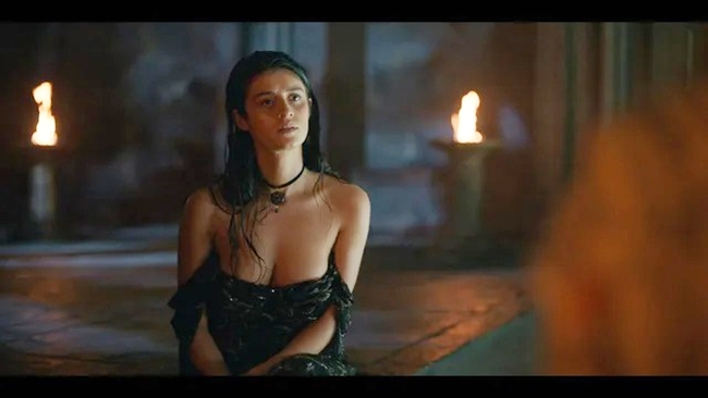 Nữ chính Yennefer (Anya Chalotra đóng) - một phù thủy quý tộc luôn xuất hiện với hình ảnh gợi cảm trong phim. 
