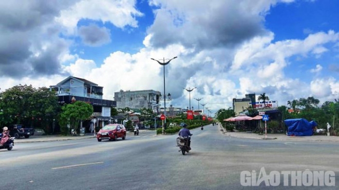 Tuyến đường từ QL 24B dẫn vào trung tâm TP Quảng Ngãi được tỉnh Quảng Ngãi đầu tư bài bản và hiện đại, song nhiều năm qua không được đặt tên đường dẫn đến người dân sống hai bên đường khó khăn trong giao dịch, làm ăn, liên lạc.