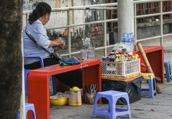 Cận cảnh nhà chờ xe buýt bị hàng quán, rác thải bủa vây - 3