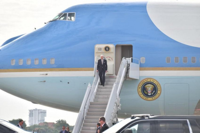 Tổng thống Mỹ Joe Biden tại sân bay thủ đô Phnom Penh sáng 12-11. ẢNH: FRESH NEWS