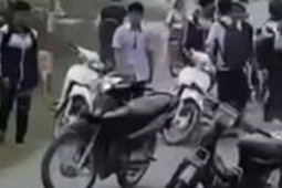 Pháp luật - Mâu thuẫn lúc đá bóng, nam sinh lớp 11 dùng dao chém nam sinh lớp 12