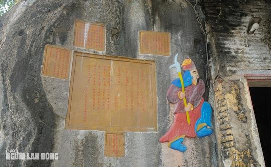 Các tấm bia ma nhai và tượng người ở chùa Quan Thánh bị tô sơn mới