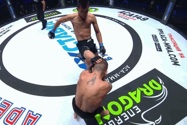 Ryskulbek Ibraimov tung đòn gối chính xác.