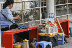 Tin tức trong ngày - Cận cảnh nhà chờ xe buýt bị hàng quán, rác thải bủa vây