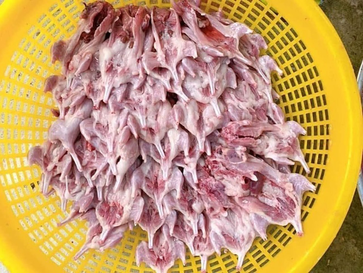 Tại các khu chợ ở Hà Giang, chuột được thui vàng ruộm, thơm phức, bán với giá 90.000 đồng/kg
