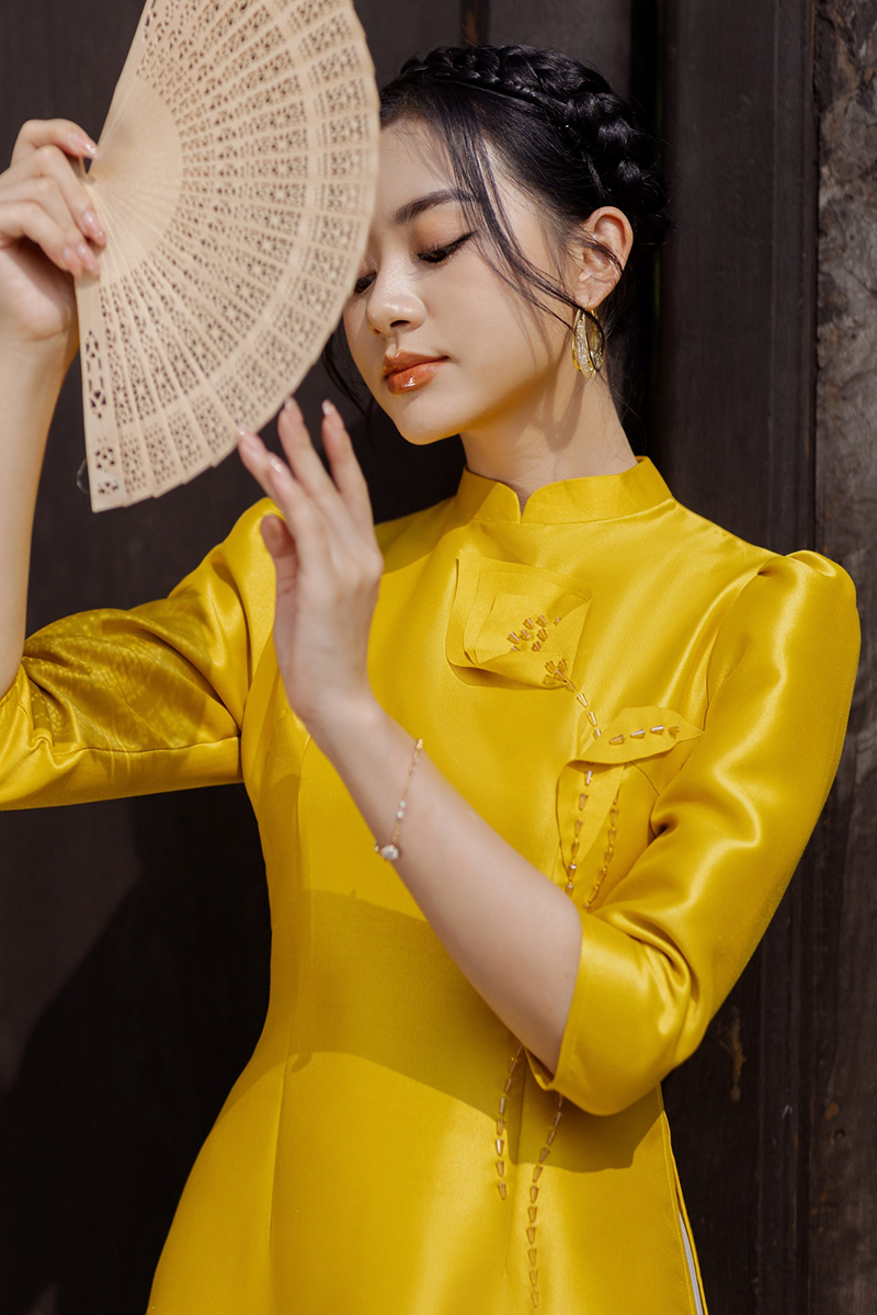 Áo dài cách tân tay lỡ trên nền chất liệu lụa Tafta cao cấp