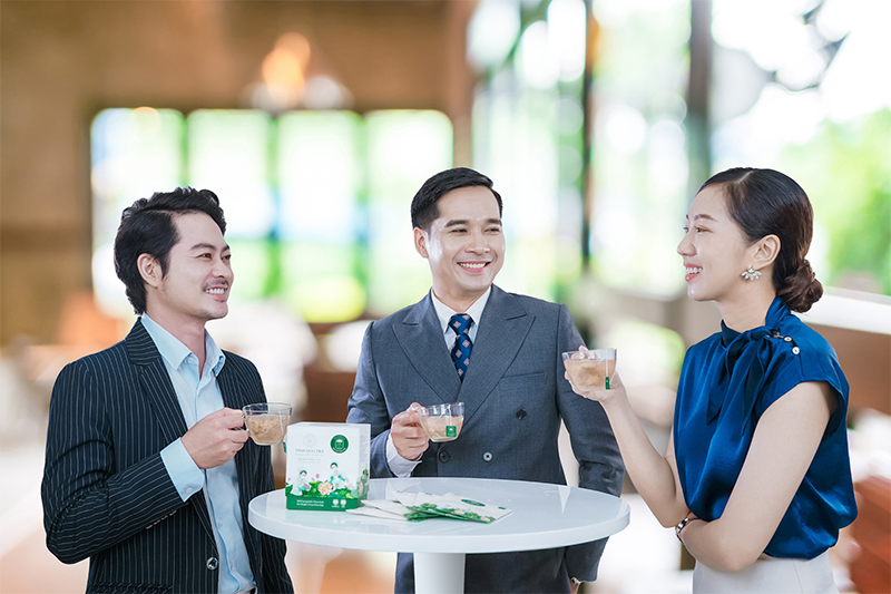 Nhân viên văn phòng có thói quen uống trà để thư giãn