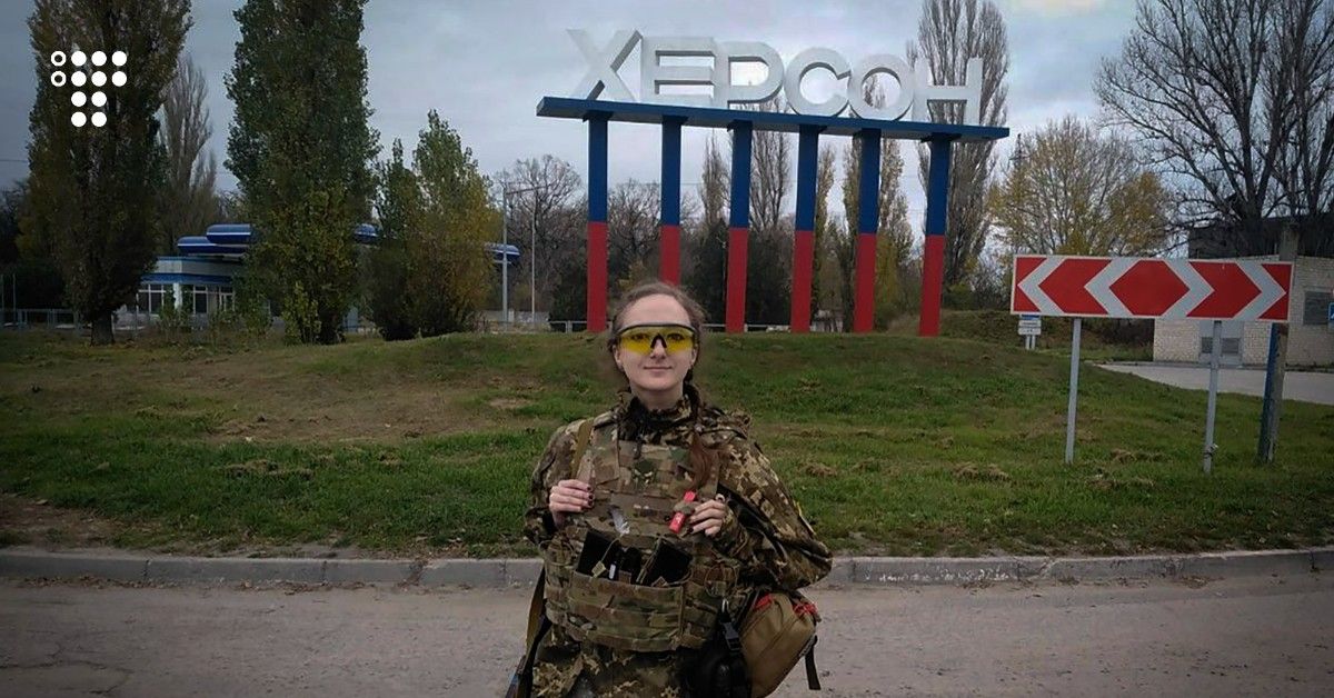 Một nữ binh sĩ trong lực lượng Ukraine tiến vào thành phố Kherson (ảnh: CBS)