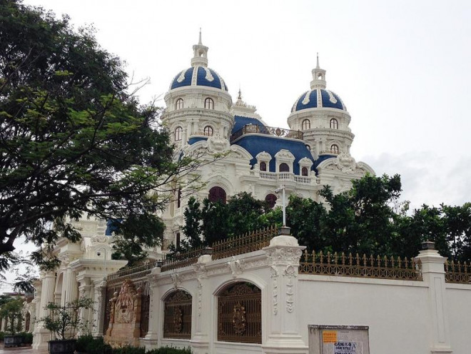 Căn biệt thự có kiến trúc khá độc đáo với nhiều chi tiết được đắp, tỉa cầu kỳ theo kiểu Pháp, Hy Lạp...Ảnh: Dân Việt