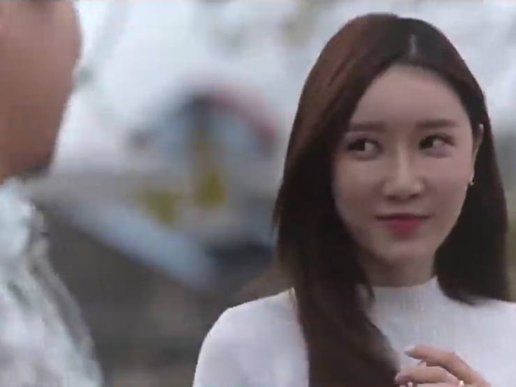 Clip hài hước - Chỉ vì mê trai đẹp mà gái xinh bị "móc ví" ở bến xe buýt