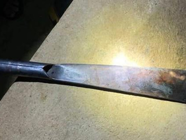 Pháp luật - Sau khi chém chết hàng xóm, phủ chăn lên thi thể rồi tới công an tự thú