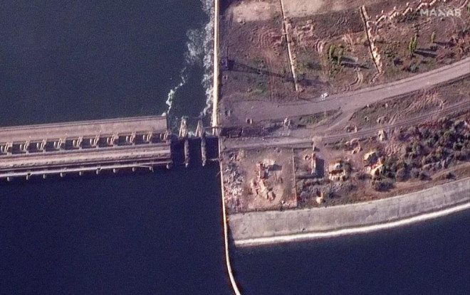Ảnh vệ tinh cho thấy cây cầu bắc qua đập thủy điện Nova Kakhovka bị sập. Ảnh:&nbsp;Maxar Technologies
