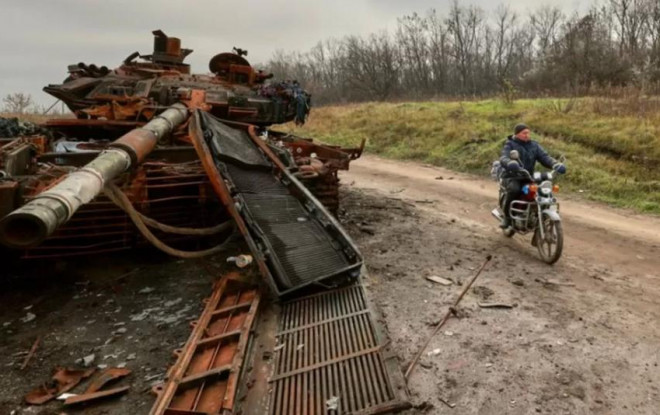 Một xe tăng bị phá hủy trên đường tại chiến trường Khakiv, Ukraine. ẢNH: SHUTTERSTOCK