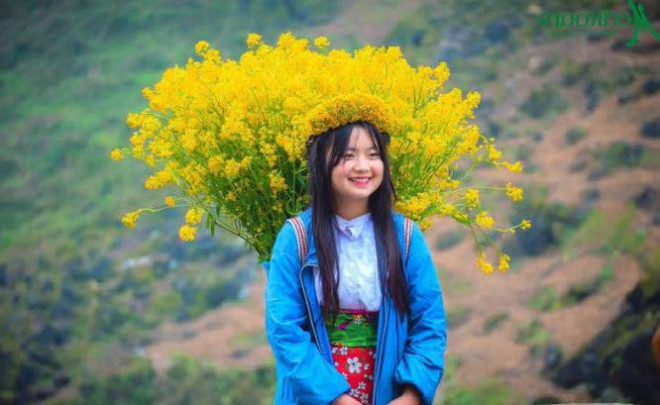 Mua Thị Dua khi còn bán hoa tại dốc Thẩm Mã - Hà Giang.