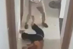 Pháp luật - Người đàn ông đánh bạn gái trong khách sạn rồi gọi điện báo cho con trai