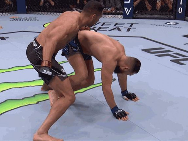 Thể thao - ‘Báo đen’ Ulberg tung cú đấm móc cực mạnh khiến đối thủ bất tỉnh