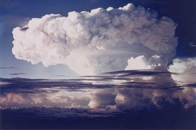 Một vụ thử hạt nhân trên đảo Enetewak thuộc quần đảo Marshall ở Thái Bình Dương