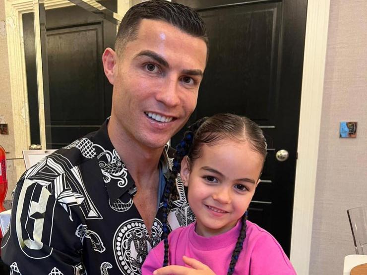 Bóng đá - Ronaldo vui vẻ đón sinh nhật con gái, sức khỏe ra sao sau khi bỏ tập