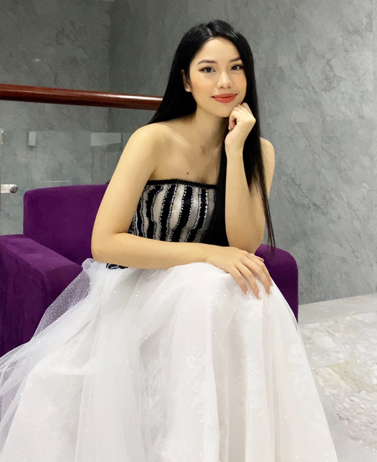 Nữ sinh viên của Đại học Western Sydney (Úc) sở hữu loạt thành tích học tập ấn tượng như IELTS 7.5, đạt giải Nhất học sinh giỏi Ngữ văn cấp thành phố, giải Nhất hùng biện tiếng Anh giải Nhà Hùng Biện Trẻ, giành học bổng Chancellor's Scholarship của Đại học Western Sydney...