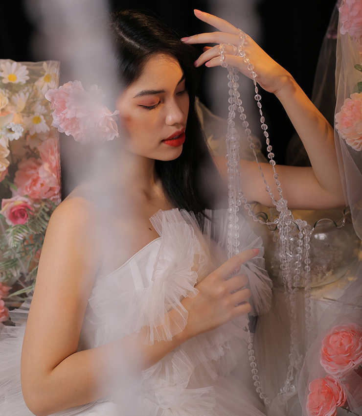 Bên cạnh đó, Thùy Chi gây ấn tượng vẻ đẹp khỏe khoắn, thân hình chuẩn mực, vóc dáng lý tưởng nhờ chăm chỉ thể thao, đặc biệt cô từng là VĐV bóng bàn.