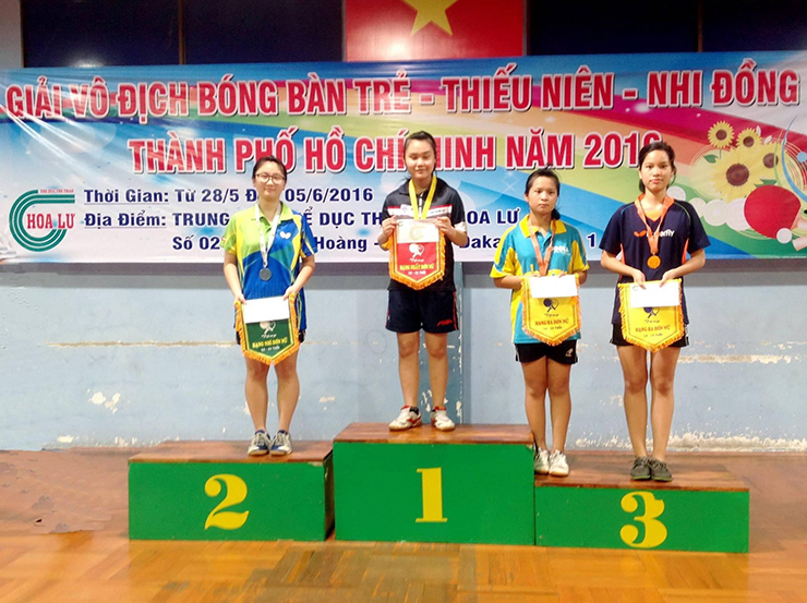 Nhận ra tình yêu với bóng bàn của con gái, bố mẹ của Thùy Chi đã cho cô theo học dưới sự dạy dỗ của HLV Mai Văn Minh, kiện tướng bóng bàn quốc gia.