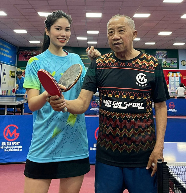 Dưới sự dìu dắt của người thầy danh tiếng, Thùy Chi giành được nhiều thành tích đáng kể như: Giải Nhất đồng đội nữ TP.HCM, giải Ba đơn nữ cấp thành phố cũng như góp mặt ở các giai đấu Hội khoẻ Phù Đổng toàn quốc.