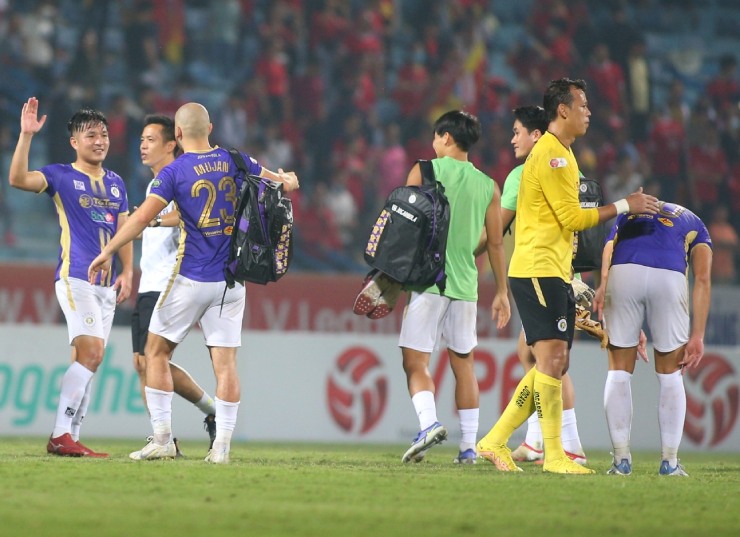 Sau khi tiếng còi mãn cuộc vang lên, bữa tiệc ăn mừng chức vô địch V-League 2022 trên sân Hàng Đẫy của Hà Nội cũng bắt đầu