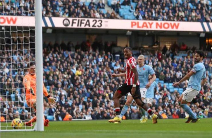 Ivan Toney lập cú đúp giúp Brentford thắng sốc Man City 2-1 ngay ở sân Etihad