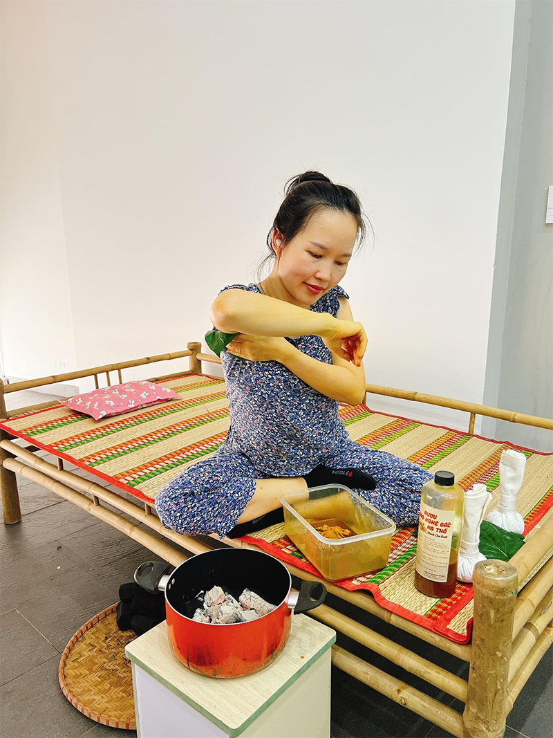 Chị Thảo xoa rượu gừng nghệ sau sinh