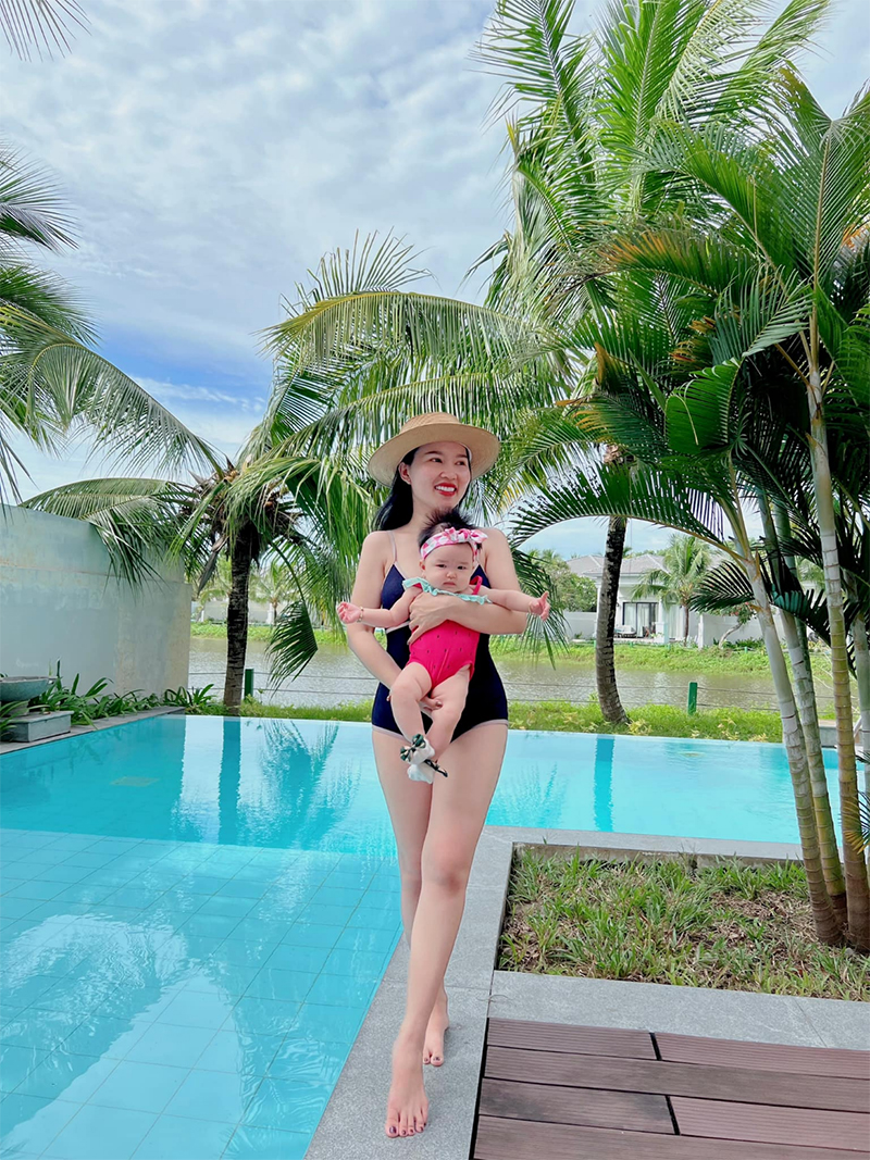 Hình ảnh hot mom Vũ Phương Thảo sau sinh nhờ áp dụng các phương pháp “ở cữ truyền thống”