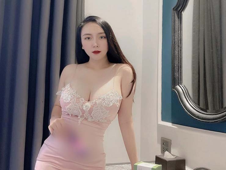 Thời trang - Vợ đẹp của Khắc Việt quay lại mặc gợi cảm đến ngạt thở sau thời gian dài làm "gái ngoan"