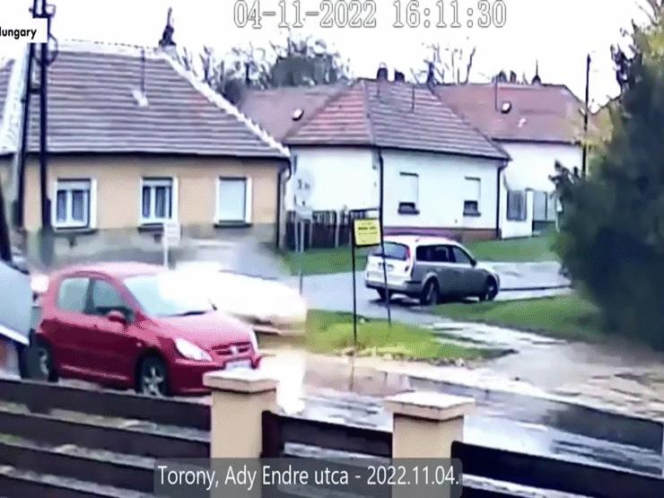 Phi thường - kỳ quặc - Video: Kinh hoàng trước cảnh ôtô đâm vào lề đường, lộn trên không rồi bốc cháy