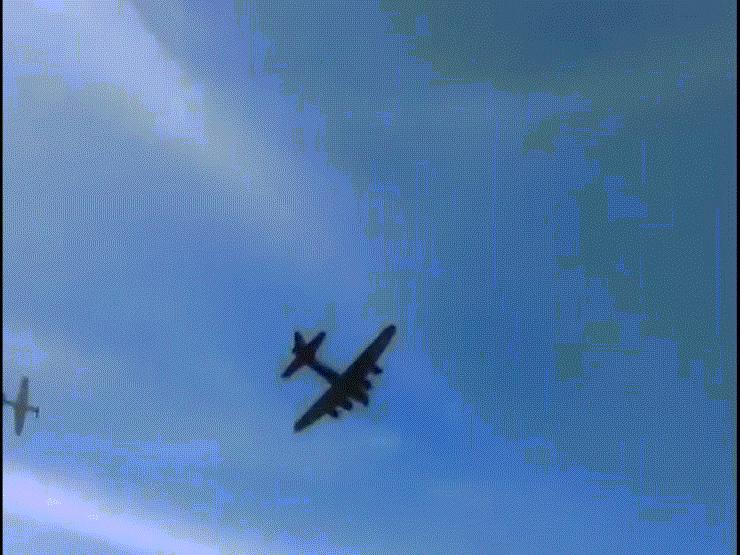 Thế giới - "Pháo đài bay" B-17 và máy bay tiêm kích đâm nhau ở Mỹ