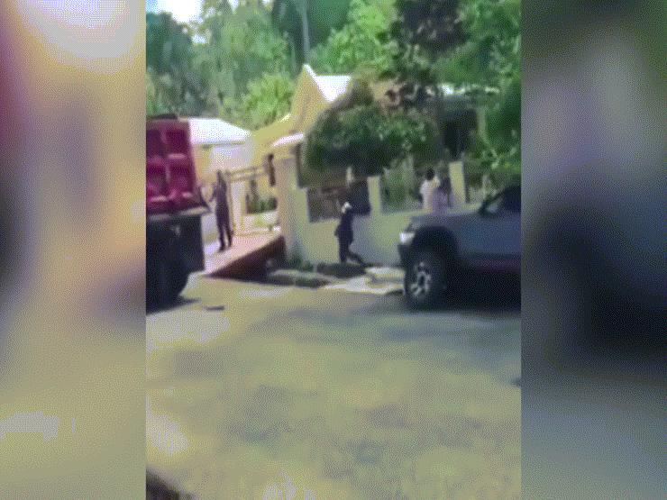 Ô tô - Clip: Dở khóc dở cười với màn hỗ trợ kéo xe của ô tô tải